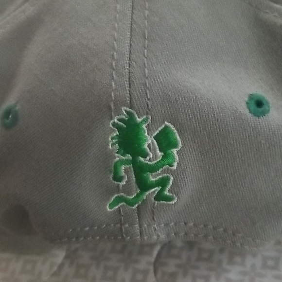 Snap back hat - Picture 2 of 3